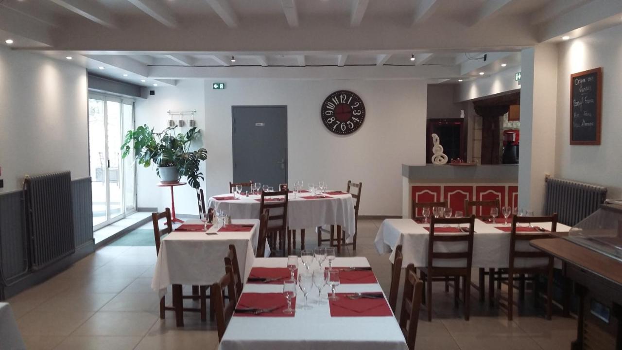 Le Saintongeais Hotel Berneuil  Buitenkant foto